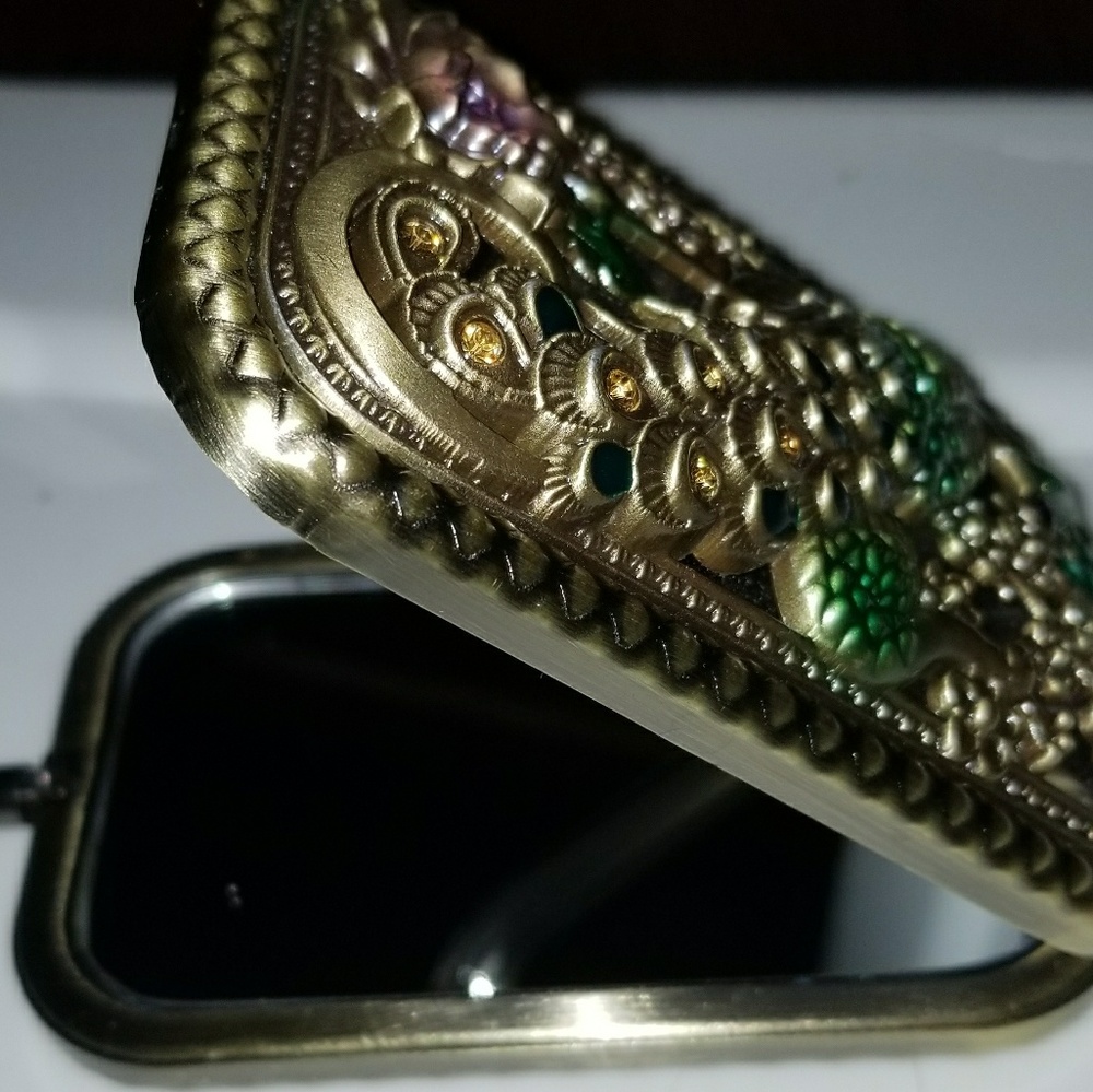 antique style compact mirror